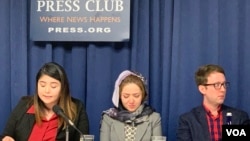 11月26日,在美国国家记者俱乐部一场关注新疆人权状况的新闻发布会上,29岁的维吾尔族女子米娜(中)回忆起自己在“教育转化”营中的经历,几度难掩悲伤情绪(美国之音萧雨拍摄)