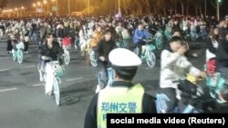 中国数千名学生骑自行车前往河南开封寻找汤包,导致郑州的一条高速公路被堵塞。(截图来自2024年11月9日发布的社交媒体视频)