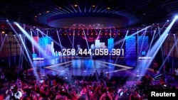 在中国电商巨头阿里巴巴集团的杭州总部,屏幕上正显示双11购物节正在交易的商品价值(2019年11月11日)。