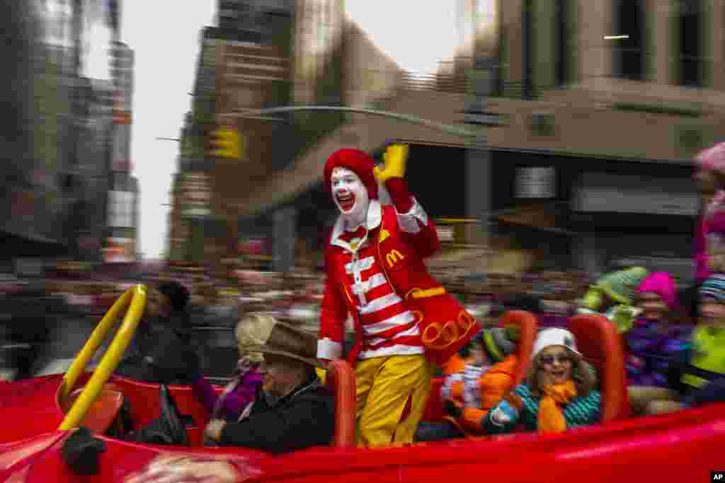 纽约梅西百货公司第89届感恩节大游行(Macy's Thanksgiving Day Parade)中有麦当劳的小丑形象罗纳德·麦当劳(Ronald McDonald, 2015年11月26日)