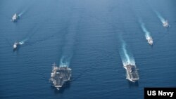 美国海军罗斯福号航母战斗群与马金岛号两栖戒备群2021年4月9日在南中国海进行编组巡航。(美国海军照片)