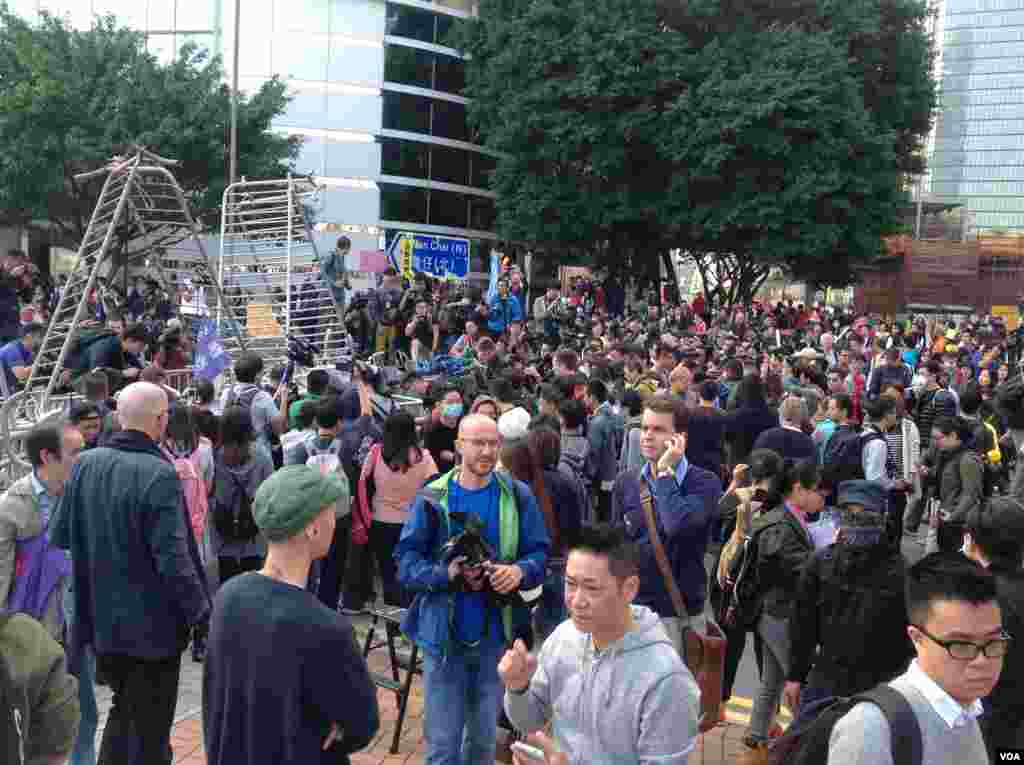 高等法院执达主任在金钟中信大厦展开清理障碍物行动(美国之音海彦拍摄)