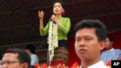 မန္တလေးတိုင်း၊ ပြင်ဦးလွင်မြို့မှာ လူထုနဲ့ စကားပြောခဲ့သော ဒေါ်အောင်ဆန်းစုကြည် (ဂျွန် ၉၊ ၂၀၁၃။)