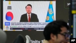 2024年12月26日,韩国首尔KEB韩亚银行总部的电视屏幕上播放着韩国总统尹锡烈的资料图。