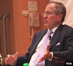 美国的中国经济问题专家拉迪在香港发表谈话(资料照片,美国之音拍摄)