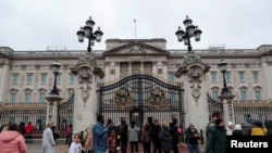 英国女王感染新冠的消息传来,人们聚集在白金汉王宫门前。
