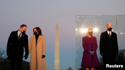 拜登是否保留特朗普的对华政策引发关注。图为美国当选总统拜登和妻子吉尔、当选副总统哈里斯和丈夫埃姆霍夫在就职宣誓的前一晚站在华盛顿纪念碑前。(路透社2021年1月19日资料照)