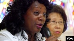 视觉艺术家协会会长刘雅雅倾听白衣女士领导人索莱尔讲话（美国之音国符拍摄）