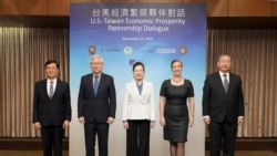 第二届美台“经济繁荣伙伴对话”华盛顿时间2021年11月22日晚间、台北时间23日在早上在两地通过视频方式举行,中间穿白衣者为台湾主谈人经济部长王美花(台湾外交部照片)