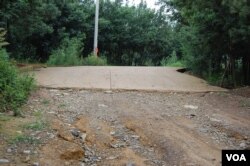 公墓园区与山路刀切般的分界线(美国之音林森拍摄)