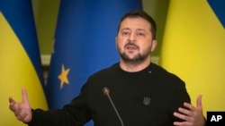 乌克兰总统泽连斯基在与欧盟委员会主席冯德莱恩共同举行的记者会上讲话。(2023年11月4日)