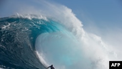 夏威夷毛伊岛沿海,有人冲浪(2017年10月28日)
