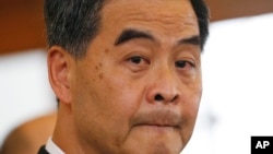 香港特首梁振英在港府举行的记者招待会上回答记者的问题。(2014年10月6日)