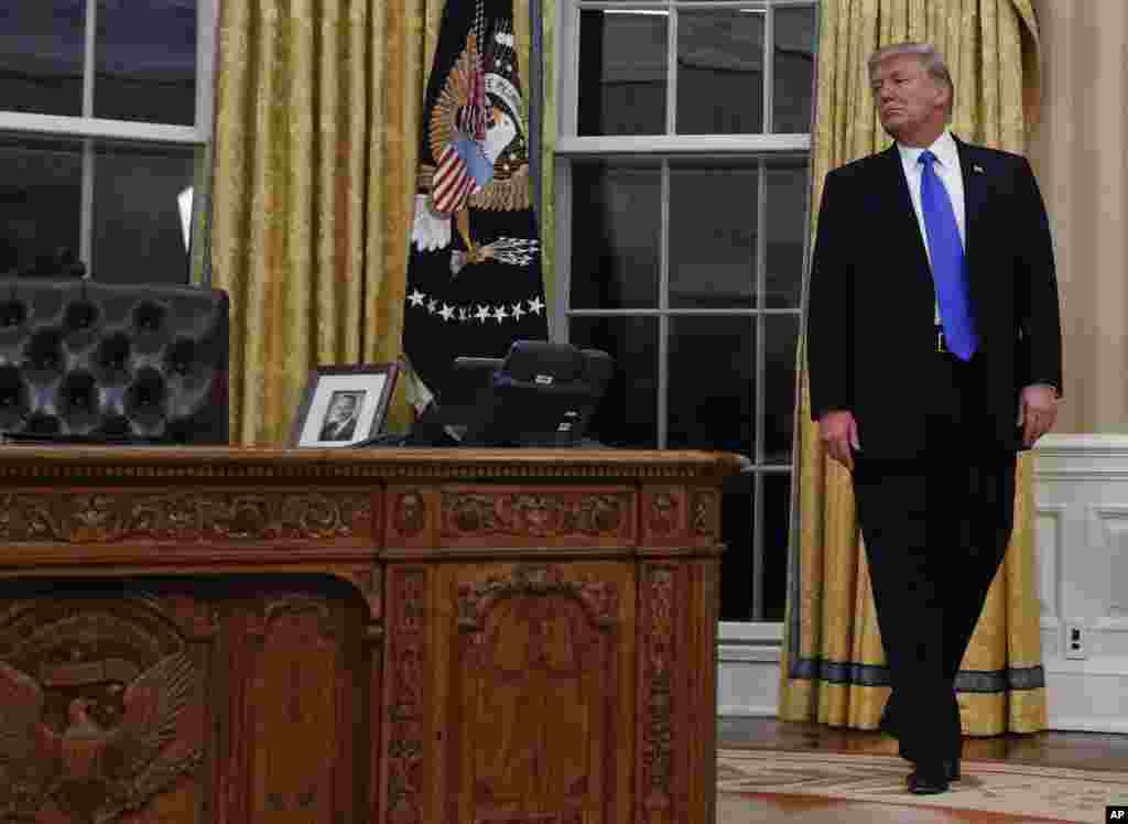 美国总统川普在总统办公室里(2017年2月1日)。川普在推特上写道:“施瓦辛格在加州州长任上干得很糟糕,他主持名人学徒节目更差。但至少他努力了。”施瓦辛格是共和党人,但也是民主党世家肯尼迪家族的女婿。他和不少好莱坞明星一样,不支持川普竞选总统。