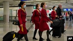 香港机场戴口罩的空服员。(2020年1月25日)