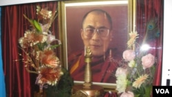俄罗斯佛教徒供奉的达赖喇嘛像 (美国之音白桦拍摄)