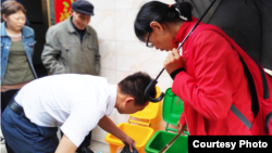 2019年7月,陈立雯在江西东阳乡检查垃圾分类。 (中国零废弃村庄创始人陈立雯提供)