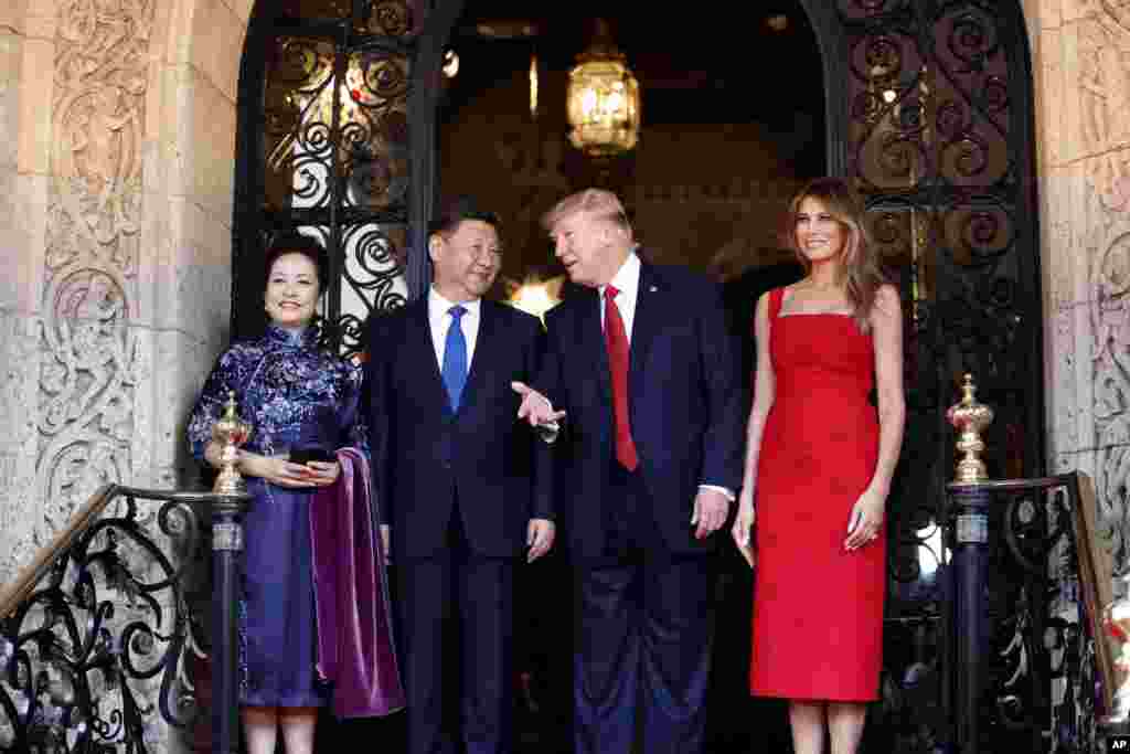 美国总统川普和夫人同中国国家主席习近平和夫人在佛罗里达州海湖庄园厅堂前合影(2017年4月6日)