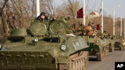 白宫前面的国家圣诞树点灯仪式之后,白宫顾问库什纳和伊万卡·川普及其儿女以及川普总统的另一个女儿蒂芬妮·川普离开会场(2017年11月30号)。图片里有阿拉贝拉(中)及其父母、兄弟和姨妈。