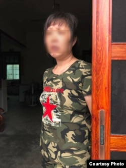 董瑶琼母亲周莲娇也是打工女。7月16日从广东赶回湖南攸县家乡在县政府见到被上海警方押送的女儿。(湖南公民行动者提供图片)