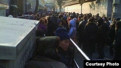 大批访民12月24日冒严寒在国家信访局上访(六四天网站图片)