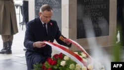 2024年11月11日波兰独立日仪式 ,波兰总统杜达在华沙向无名烈士墓献花圈。