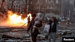 Кияни з дітьми у день чергової російської атаки 20 грудня 2024р. REUTERS/Yan Dobronosov