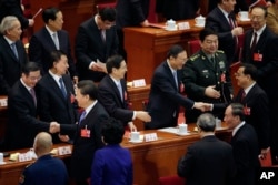 在中国人大会议闭幕式之后,习近平主席和李克强总理和代表们握手(2016年3月16日)