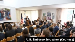 2024年9月18日,美国驻以色列大使斯蒂芬妮·哈利特会见以色列人质家属。