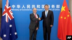 资料照：中国商务部部长王文涛与澳大利亚贸易和旅游部长唐·法雷尔 (Don Farrell) 在北京举行会谈。（2023 年5月12日）