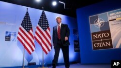资料照:时任美国总统特朗普走上北约峰会记者会会场。 (2018年7月12日)