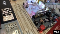 中国江苏省镇江市一家顾客寥寥无几的商场 (美国之音 江真拍摄)