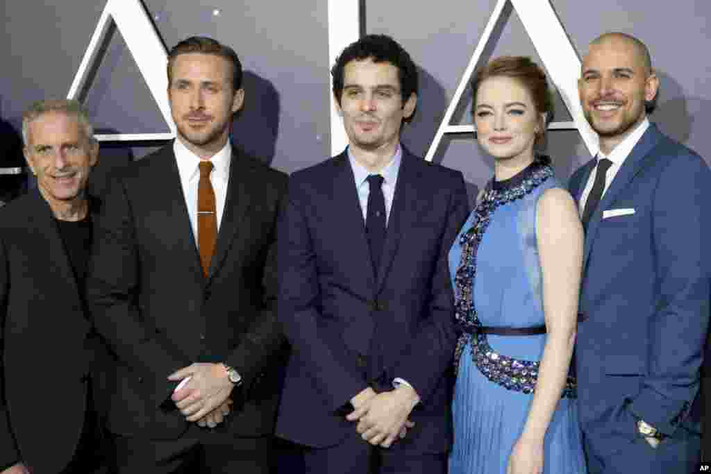 浪漫音乐剧《爱乐之城》(La La Land)的制片人马克·普莱特和弗莱德·伯格、编剧兼导演达米恩·查泽雷和演员瑞恩·高斯林(Ryan Gosling)与艾玛·斯通在《爱乐之城》的洛杉矶首映礼上(2016年12月26日)。