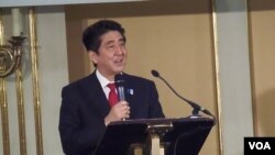 2013年4月日本首相安倍访问莫斯科,对两国工商界发表演讲。 (美国之音白桦拍摄)