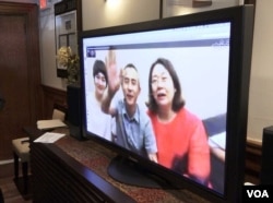 709 律师李和平和两位709太太通过Skype向大家致意(美国之音萧雨拍摄)