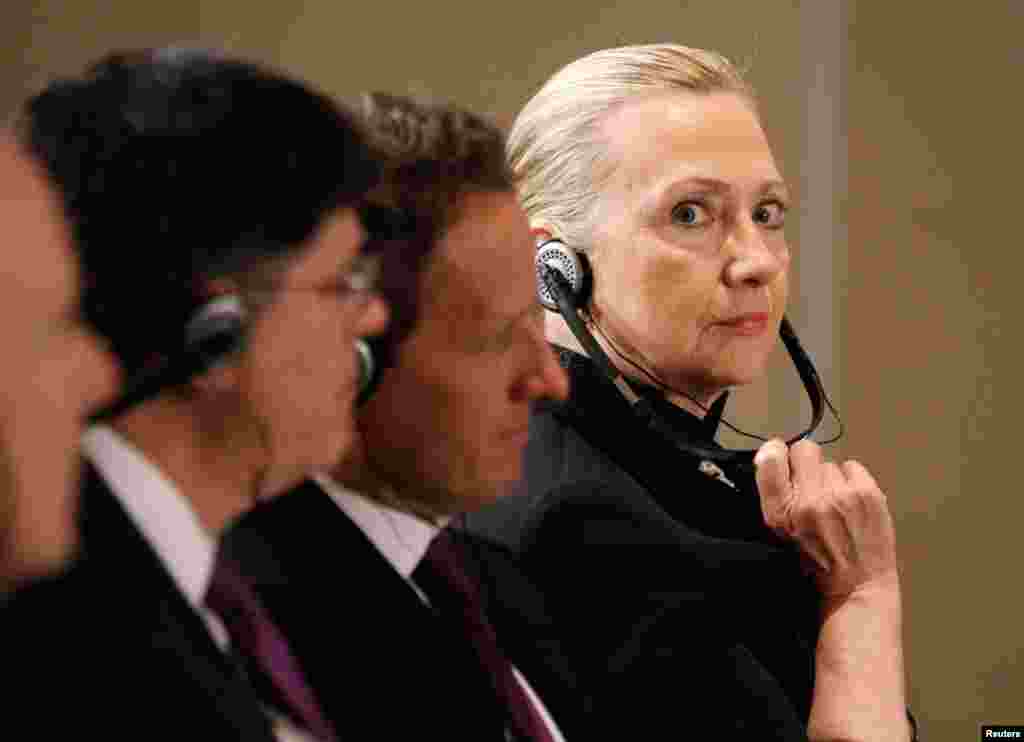 Ngoại trưởng Clinton cùng đi trong đoàn của Tổng thống  Barack Obama đến Mexico để dự hội nghị thượng đỉnh G 20, 18-6-2012