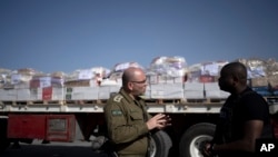 资料照片:以色列陆军上校摩西·泰特罗2024年1月10日同记者交谈。