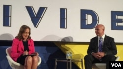 新美国安全中心的创办人弗洛尔诺伊(左)与美国安顾问麦克马斯特将军在CNAS的年会上 (美国之音莉雅拍摄)