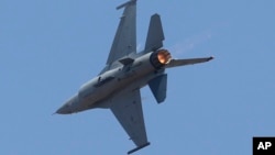 在班加罗尔参加2017年印度航展的美国F-16战机升空表演。(2017年2月16日)