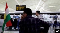 在伊拉克中央政府威胁取消国际航班几小时前,库尔德埃尔比勒国际机场聚集大批乘客。(2017年9月29日)