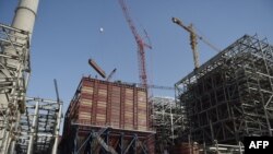 资料照片:2018年5月23日,巴基斯坦南部信德省塔尔帕卡区沙漠中的伊斯兰科特,一座由中国援建的发电厂全景。