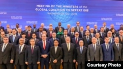 "打击伊斯兰国组织全球联盟"部长会议代表2019年2月6日在美国国务院会场团体合影(后排右7为台湾驻美代表高硕泰)(取自美国国务院网站)