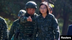 台湾总统蔡英文2023年11月23日视察一个军营。(路透社)