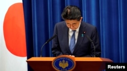 日本首相安倍晋三在东京举行记者会,宣布因健康问题辞职。(2020年8月28日)