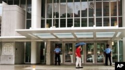 位于首都华盛顿的世界银行大楼入口处 (资料照片)