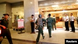 Binh sĩ Miến Ðiện tại khách sạn Traders sau vụ nổ bom, ngày 15/10/2013.