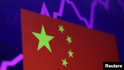 资料照:股票图表与中国国旗示意图