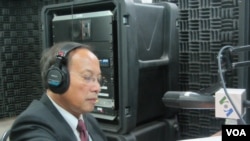 2012年,柬埔寨政府发言人在美国之音金边播音室接受采访。(资料照片)
