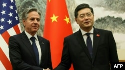 资料照片:2023年6月18日,访问中国的美国国务卿布林肯在北京钓鱼台国宾馆与时任中国外长秦刚握手。