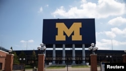 资料照片:密歇根大学安阿伯校区密歇根体育场入口处。(2020年8月10日)